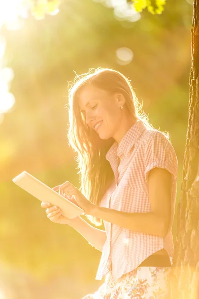 Tablet woman on a sunny day — Stock Photo, Image