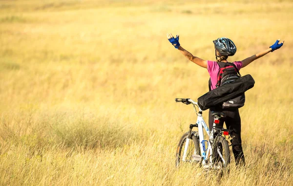 幸せなサイクリスト女性 outstreched 腕との彼女の旅行を楽しむ — ストック写真