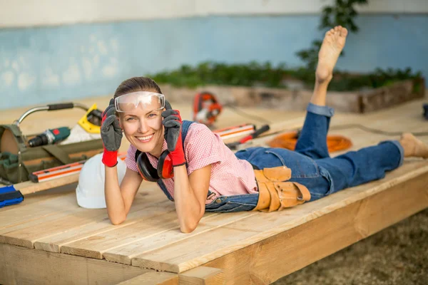 Donna felice costruttore rilassante dopo il lavoro — Foto Stock