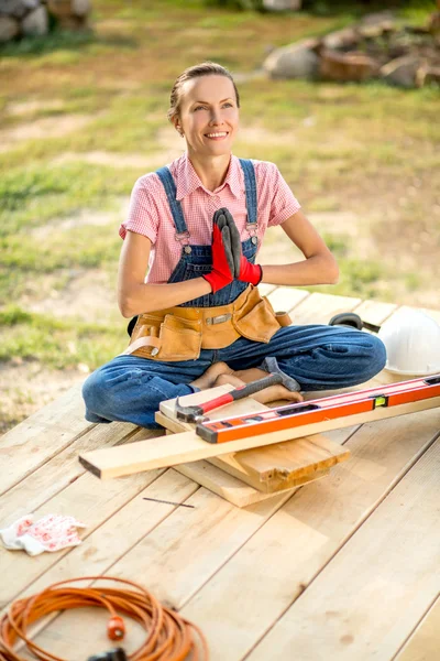 Woman builder relaxing after work doing meditation — Stock Photo, Image