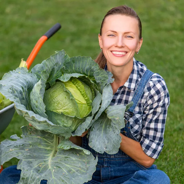 Smiling woman in vegetable garden — Stock Photo, Image