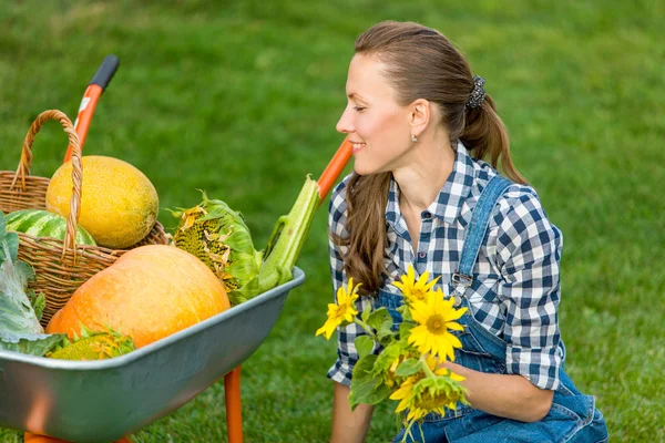 Mujer sonriente en huerta —  Fotos de Stock