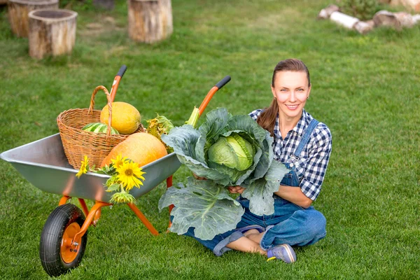 在蔬菜园里微笑的女人 — 图库照片