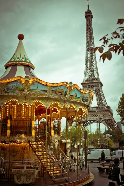 Eiffel wieża i vintage karuzela, Paryż, Francja — Zdjęcie stockowe