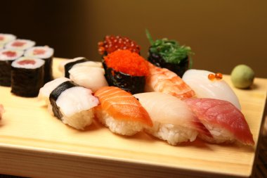 çeşitli Japon suşi