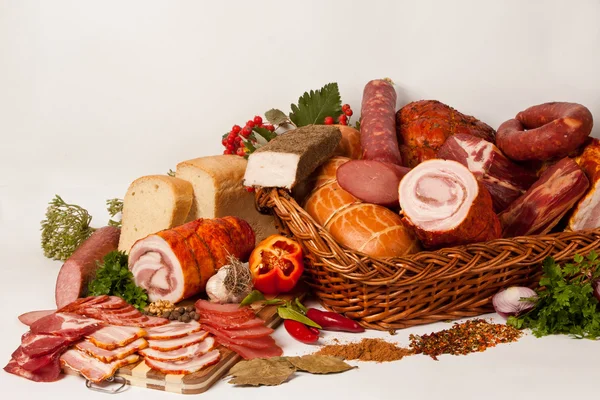 Räucherfleisch und Wurst auf weiß — Stockfoto