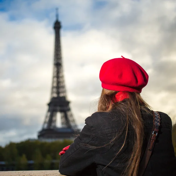 Άιφελ Πύργος Παρίσι τουριστική γυναίκα — Φωτογραφία Αρχείου