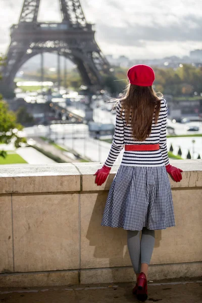 Eiffel tower Paris turis wanita — Stok Foto