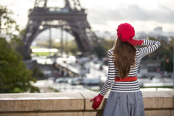 Άιφελ Πύργος Παρίσι τουριστική γυναίκα — Φωτογραφία Αρχείου
