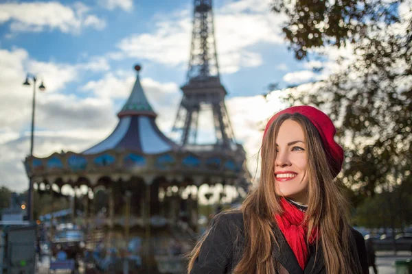Frau und Eiffelturm — Stockfoto