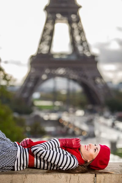 Paris woman by Eiffel tower — Stock Photo, Image