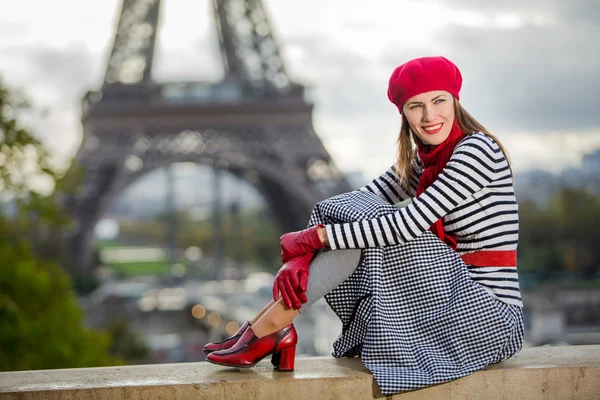 Paris kvinna av Eiffeltornet — Stockfoto