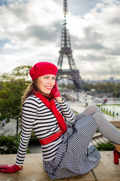 Pariser Frau am Eiffelturm — Stockfoto