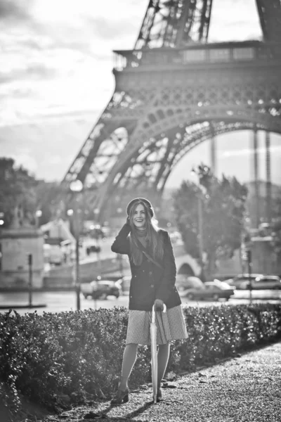 Fashion woman in romantic city. French fashion — Stock Photo, Image