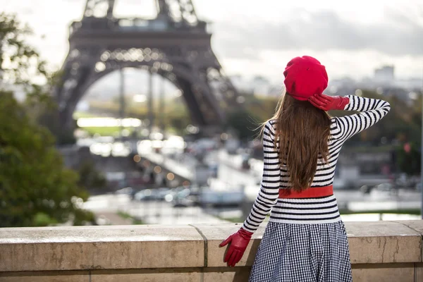 Eiffelturm Paris Touristin lizenzfreie Stockbilder