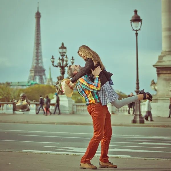 巴黎埃菲尔铁塔浪漫情侣 — 图库照片