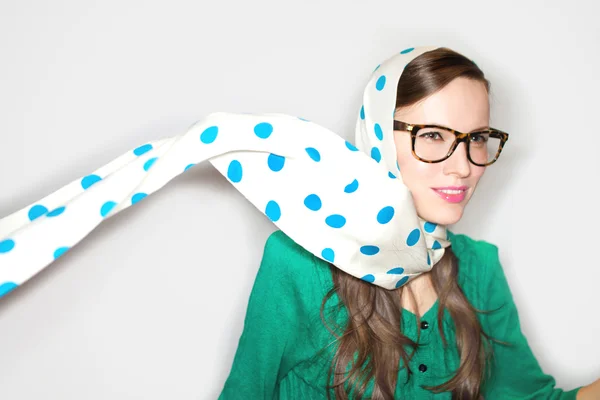 Fille de mode avec un foulard — Photo