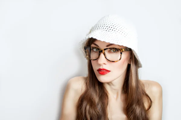 Woman in hat and trendy glasses with funny expression — Stock Photo, Image