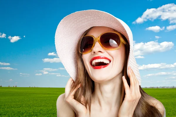 Szczęśliwa kobieta w kapeluszu na zewnątrz — Zdjęcie stockowe