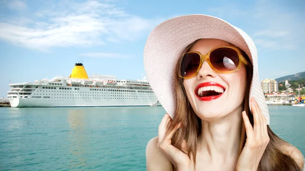 Vakantie vrouw in de buurt van cruiseschip — Stockfoto