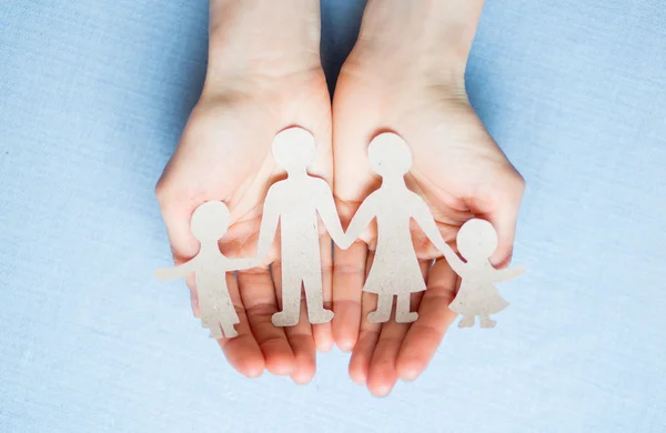 Kobieta ręce Wyświetlono rodziny papieru mężczyzn — Zdjęcie stockowe