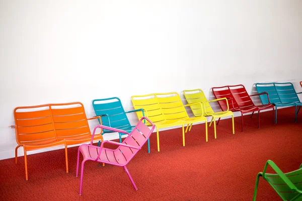 Kleurrijke stoelen in een lege ruimte — Stockfoto