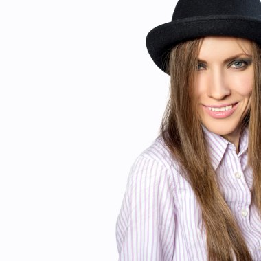 Melon şapkalı güzel esmer