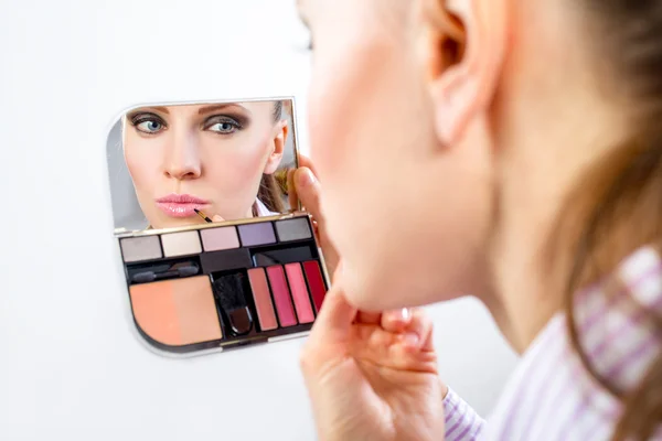 Vacker kvinna med kosmetika palett — Stockfoto