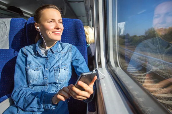 Junge Frau mit dem Zug unterwegs — Stockfoto