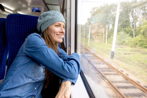 Junge Frau mit dem Zug unterwegs Stockbild