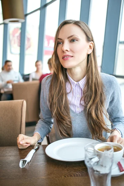 Mulher esperando garçom em um café — Fotografia de Stock