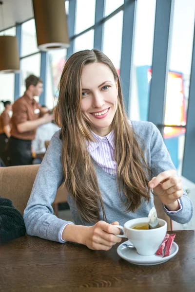 Žena pití čaje ráno v restauraci — Stock fotografie