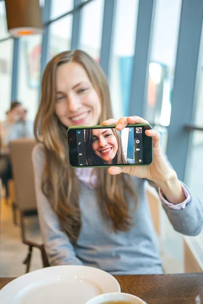 Woman using her smart phone — Stock Photo, Image