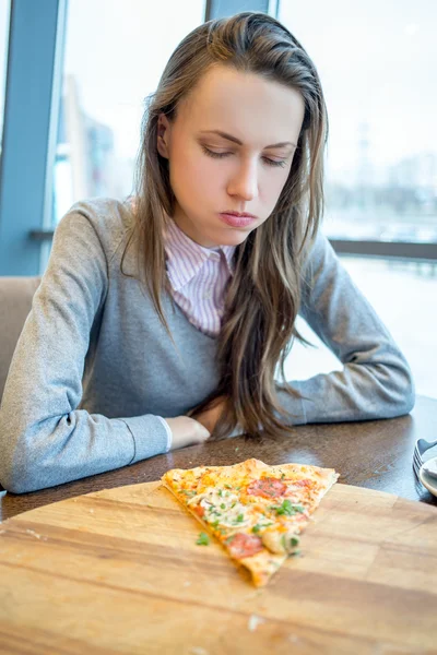 Brunette vrouw met een pizza — Stockfoto