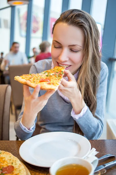 Pizza kadın — Stok fotoğraf