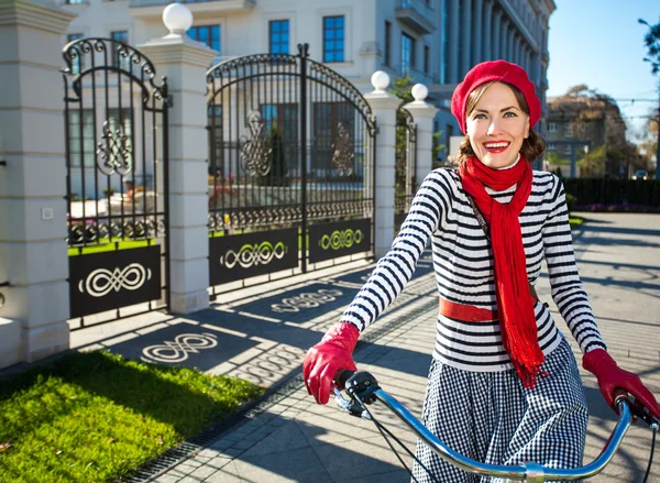 Vrouw en fiets buitenshuis — Stockfoto