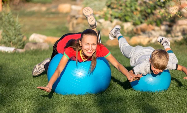 Verão atividades desportivas familiares ao ar livre — Fotografia de Stock