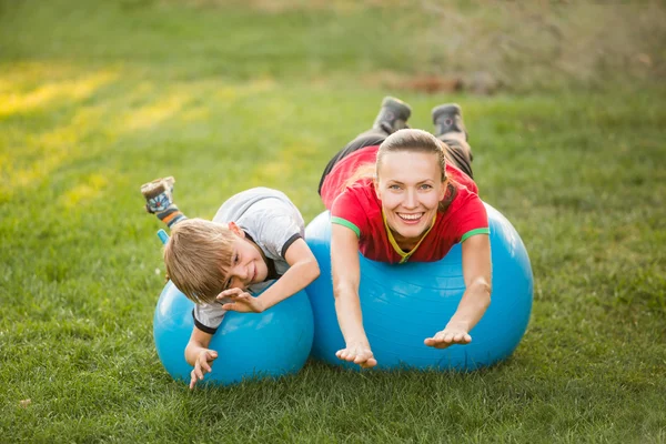 Summer fun. Happy sport family outdoor — Stock Photo, Image