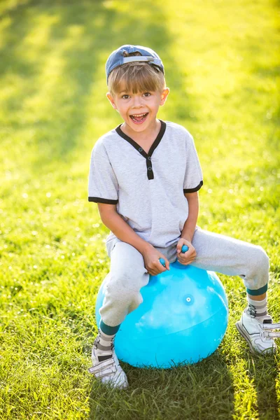 Little kid playing outdoors — Stock Photo, Image