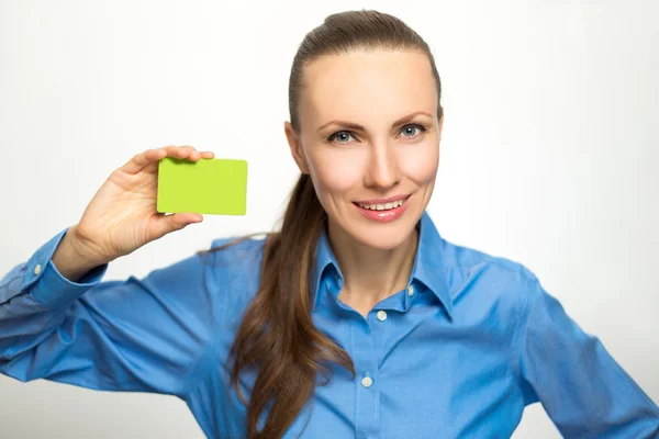 Mujer de negocios mostrando tarjeta de plástico en blanco — Foto de Stock