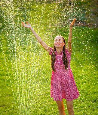 Yaz sevinç tatil yaz. mutlu kız eğlensin doğa