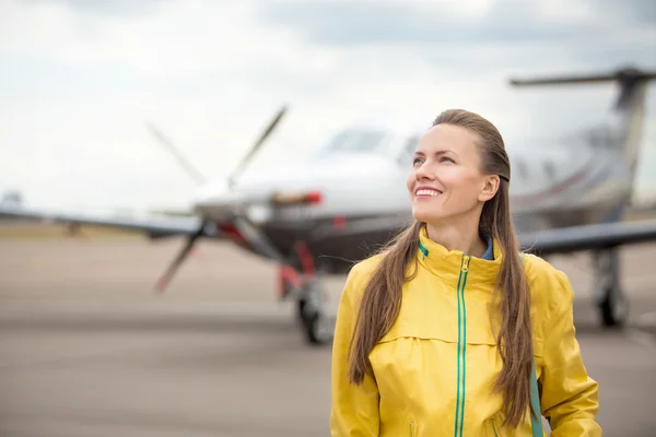 Young woman in front of the airplane — Stock Photo, Image