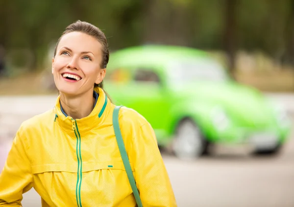 Счастливая женщина покупает новый автомобиль — стоковое фото