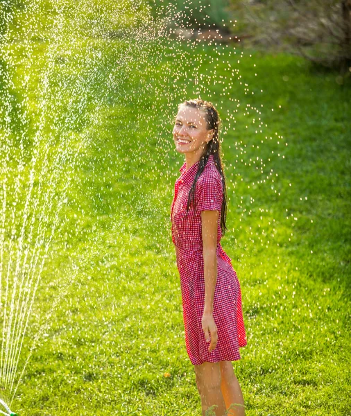 Portret van een jonge vrouw onder zomerregen — Stockfoto