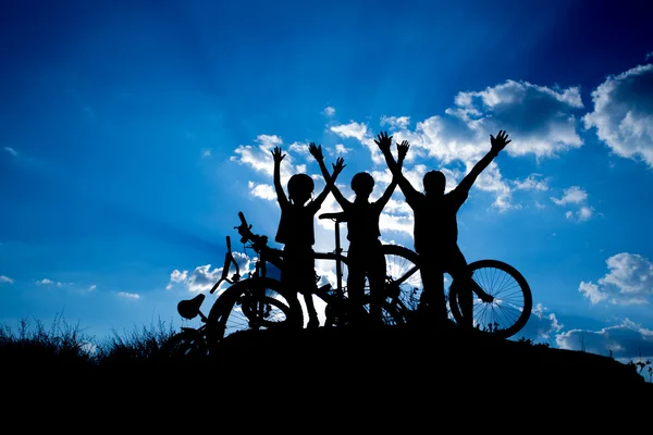 Familjen njuter av cykeltur utomhus — Stockfoto