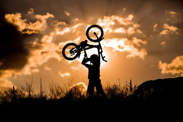 Menino com bicicleta — Fotografia de Stock