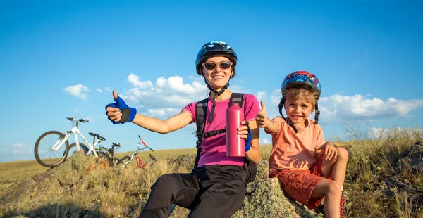 Porträt der Fahrradfamilie — Stockfoto