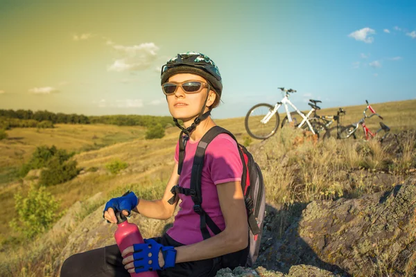 Woman and bike — Stock Photo, Image