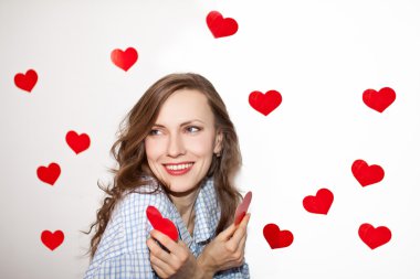 esmer kız ile üzerine beyaz izole kırmızı Kalpler