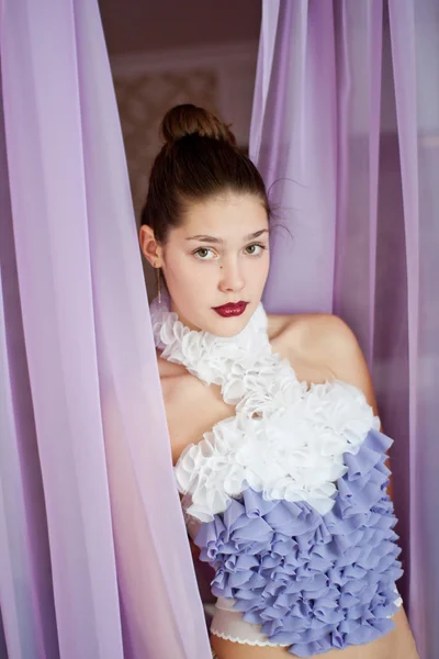 Mujer de belleza en vestido — Foto de Stock